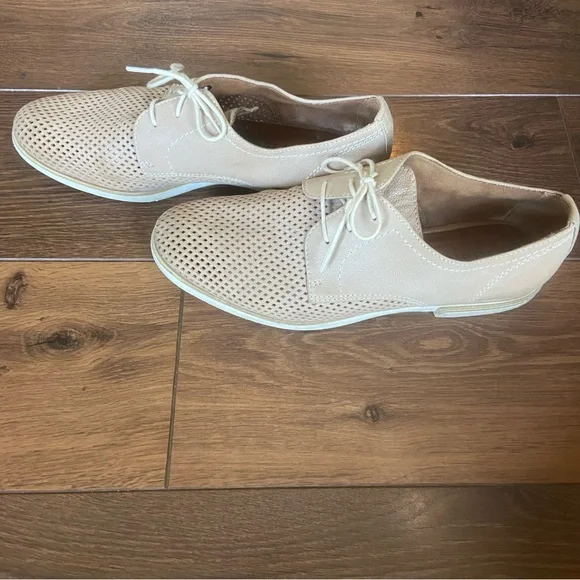 Elegant Beige Lace-Up Oxfords for Men - Picture 2 of 4